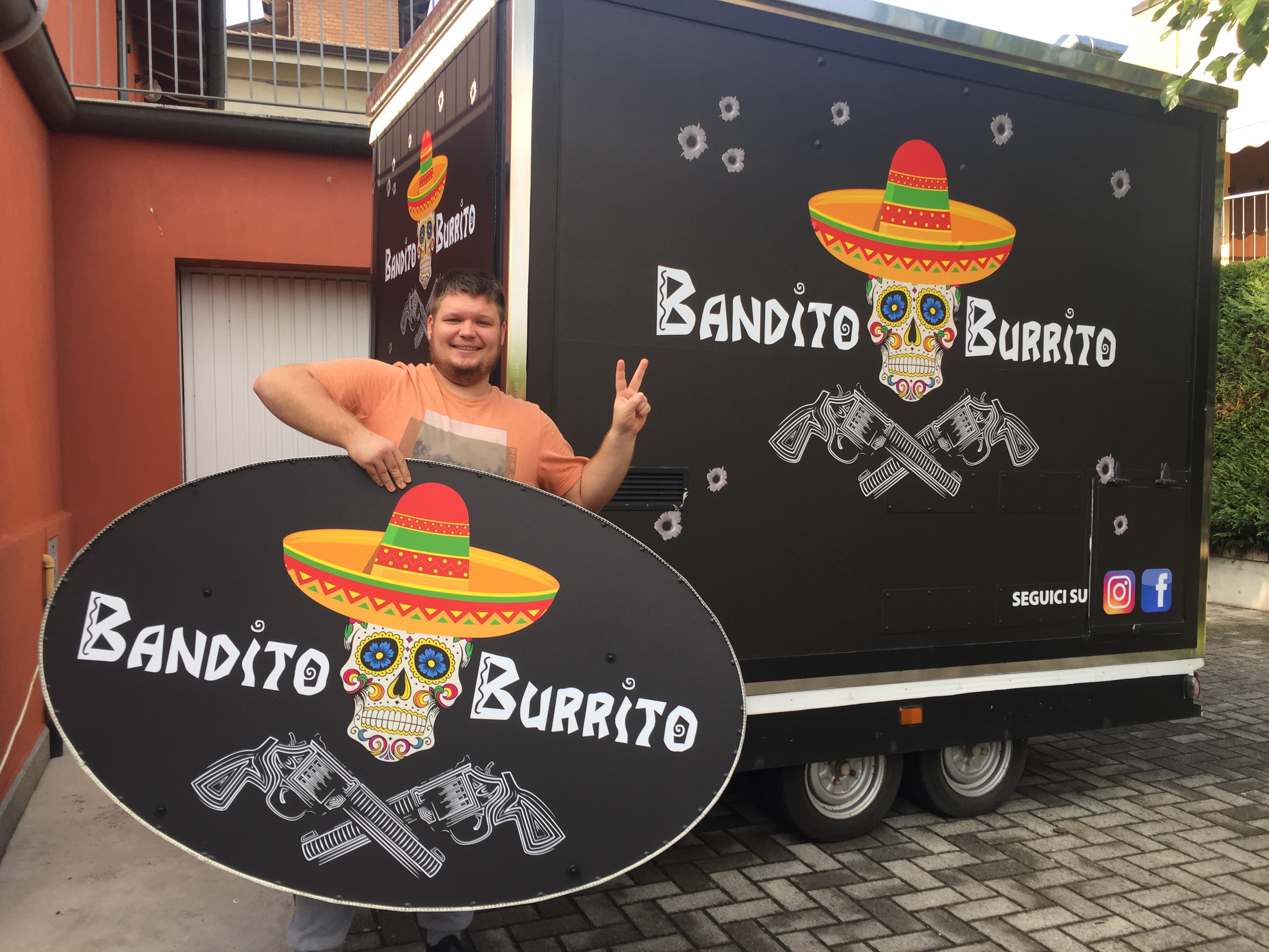 Dorel Burlea davanti al primo food truck Bandito Burrito