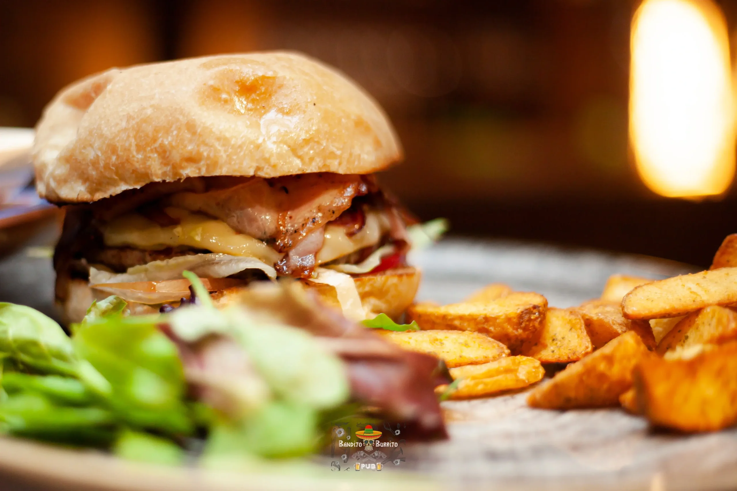 Burger con bacon e patate di Bandito Burrito