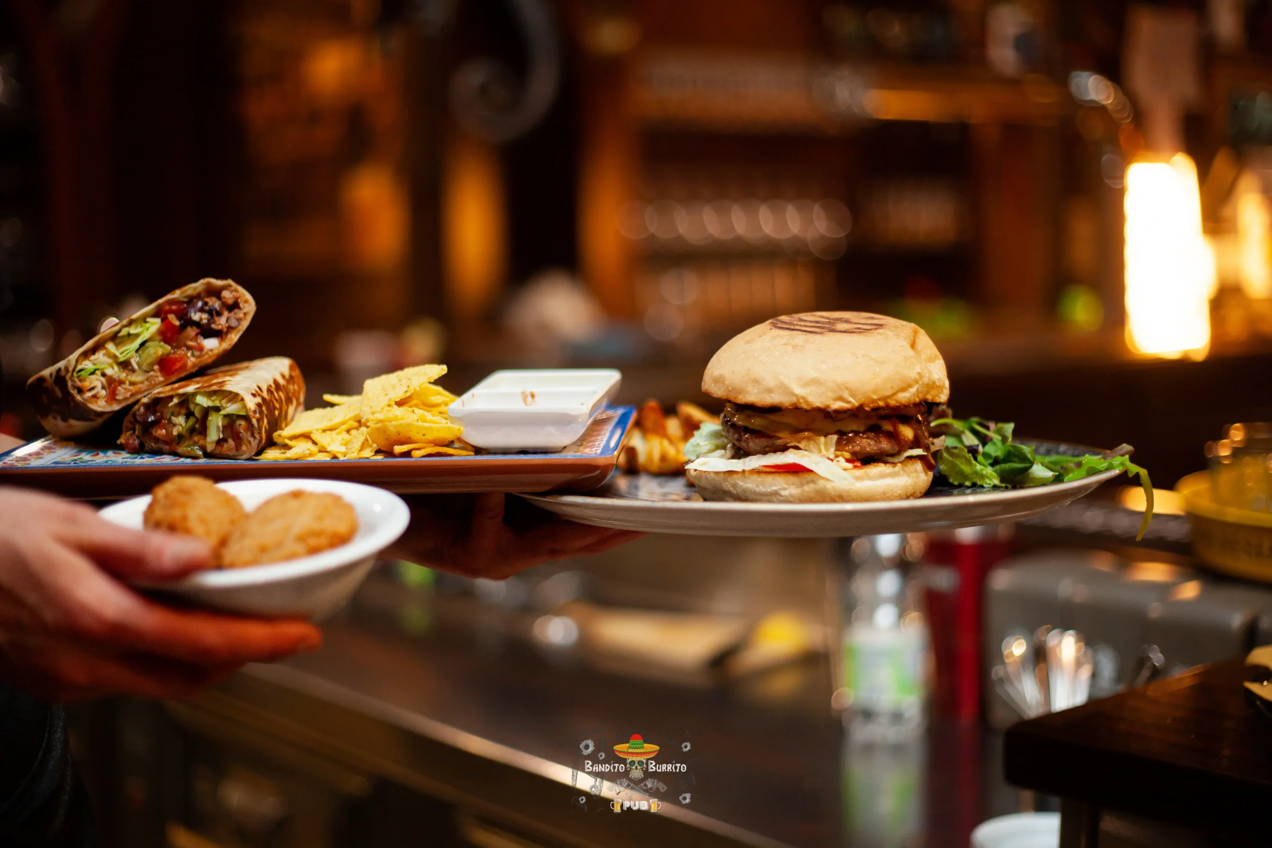 Burrito e burger in uscita dalla cucina