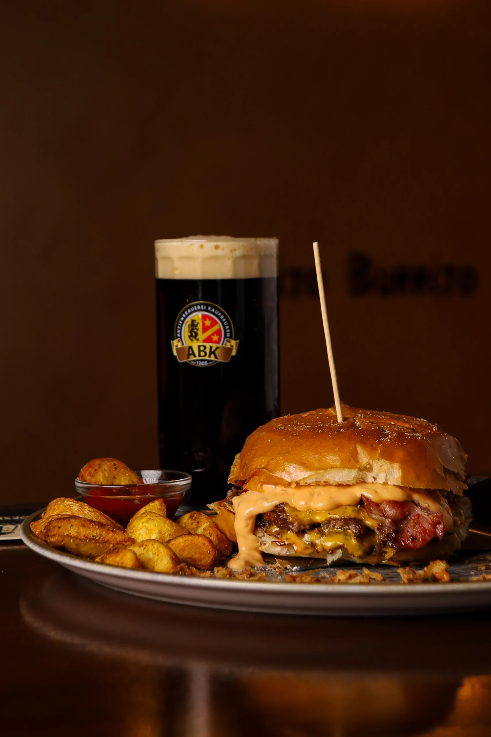 Smash burger con patate e birra